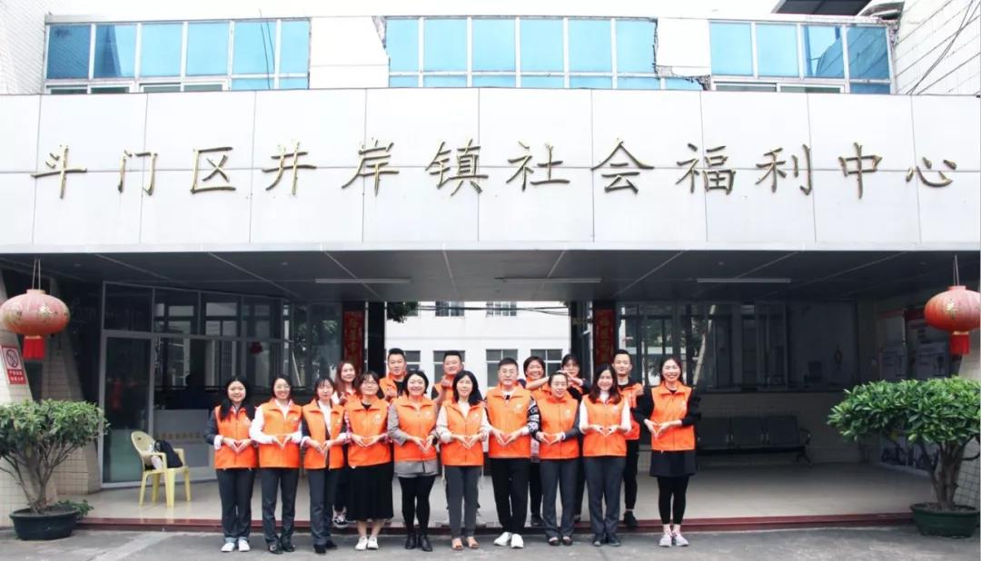 寒冬餃子香，情暖老人心，敬老愛(ài)老，遠(yuǎn)大美業(yè)一直都在身體力行